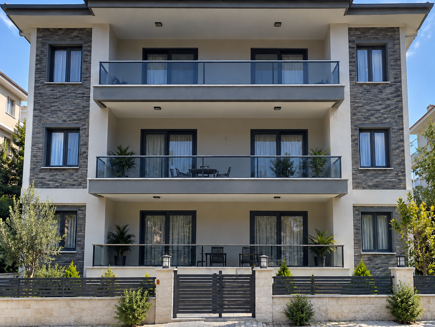 Cam balkon öncesi bina görünümü