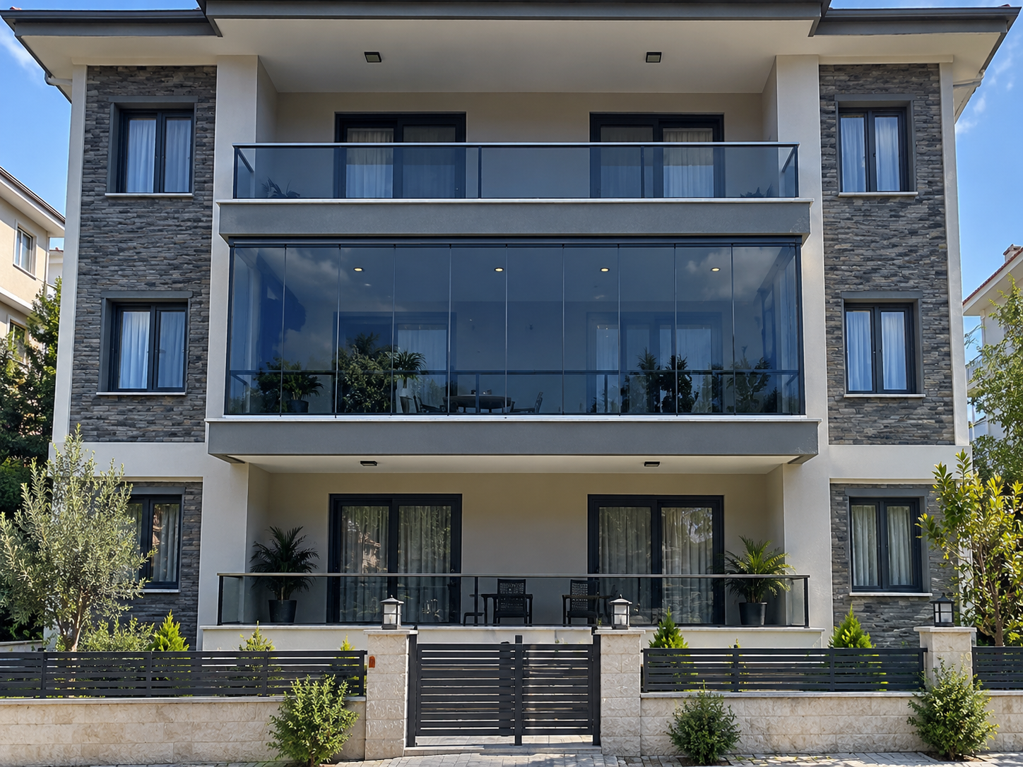 Cam balkon sonrası bina görünümü